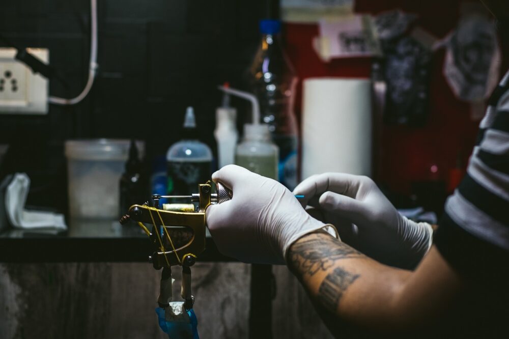 swedzenie tatuazu podczas gojenia
